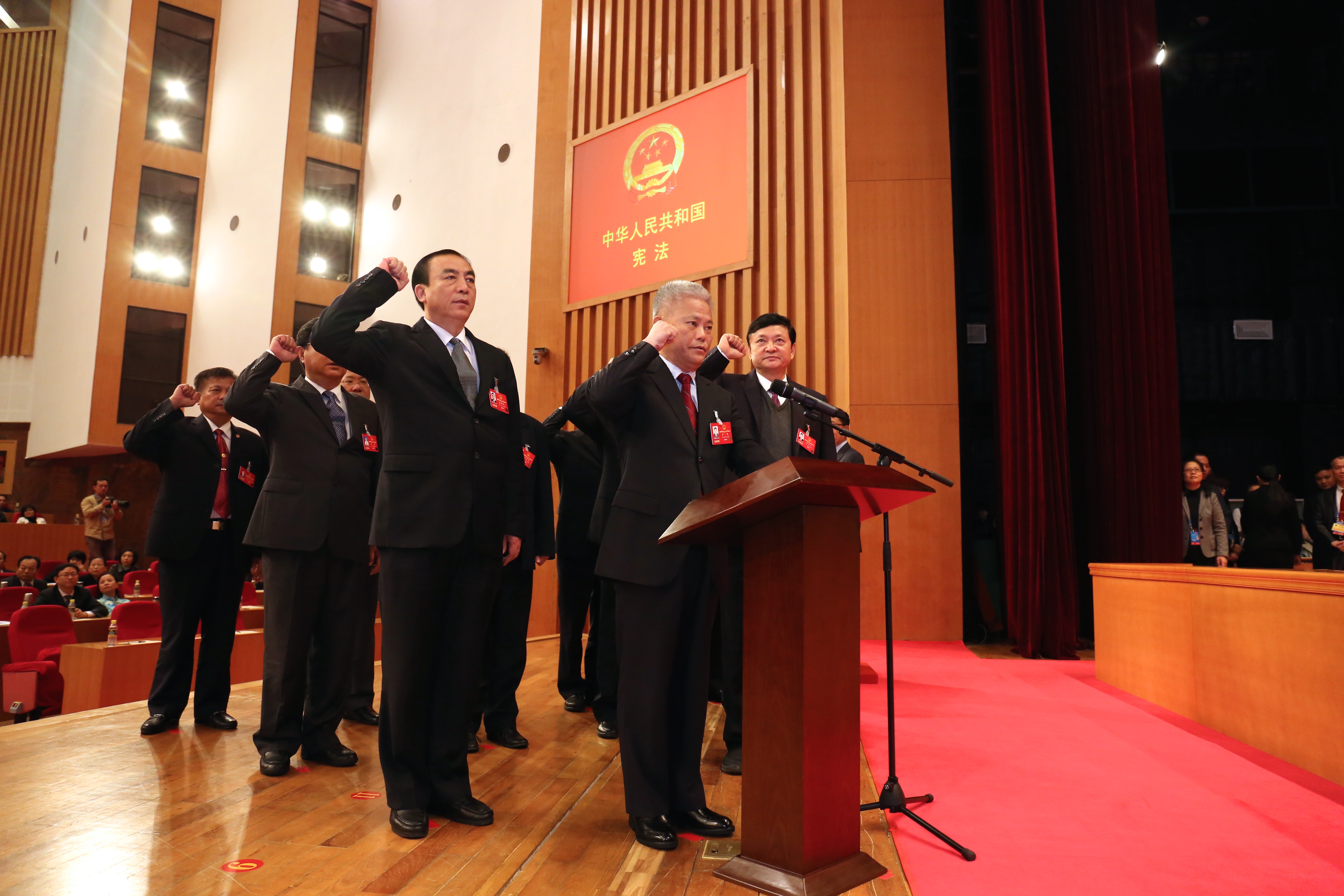 海南省第五届人民代表大会第五次会议胜利闭幕，宪法宣誓仪式