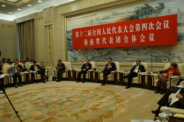 3月7日上午，海南代表团在人民大会堂海南厅举行全体会议并接受采访