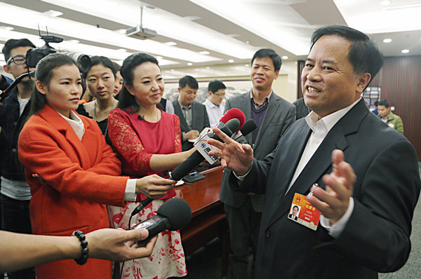 刘赐贵代表接受记者采访