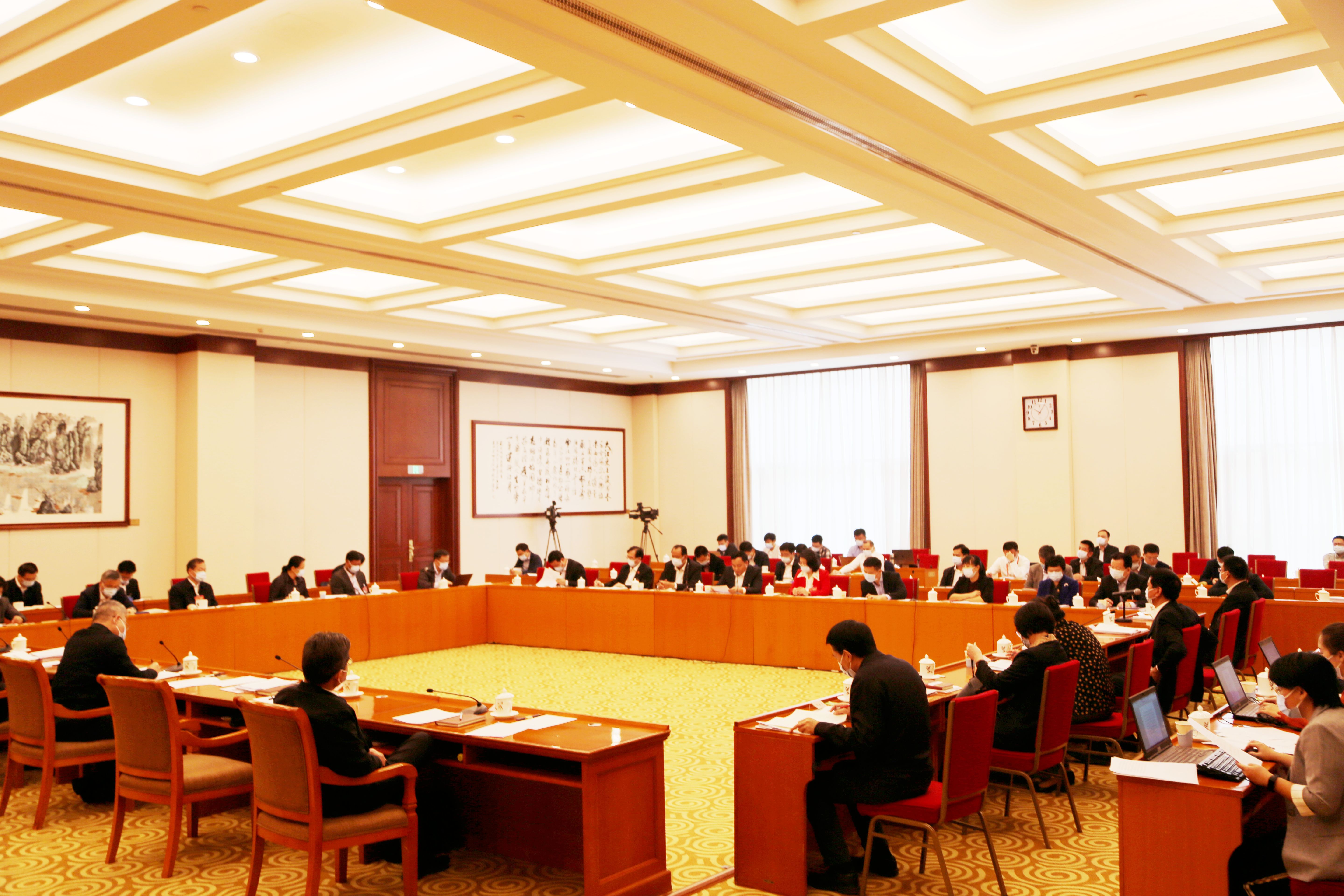 3月11日上午，海南代表团在住地审议关于政府工作报告等7个决议草案，关于修改组织法、议事规则的决定草案建议表决稿。。张旭图 (8)