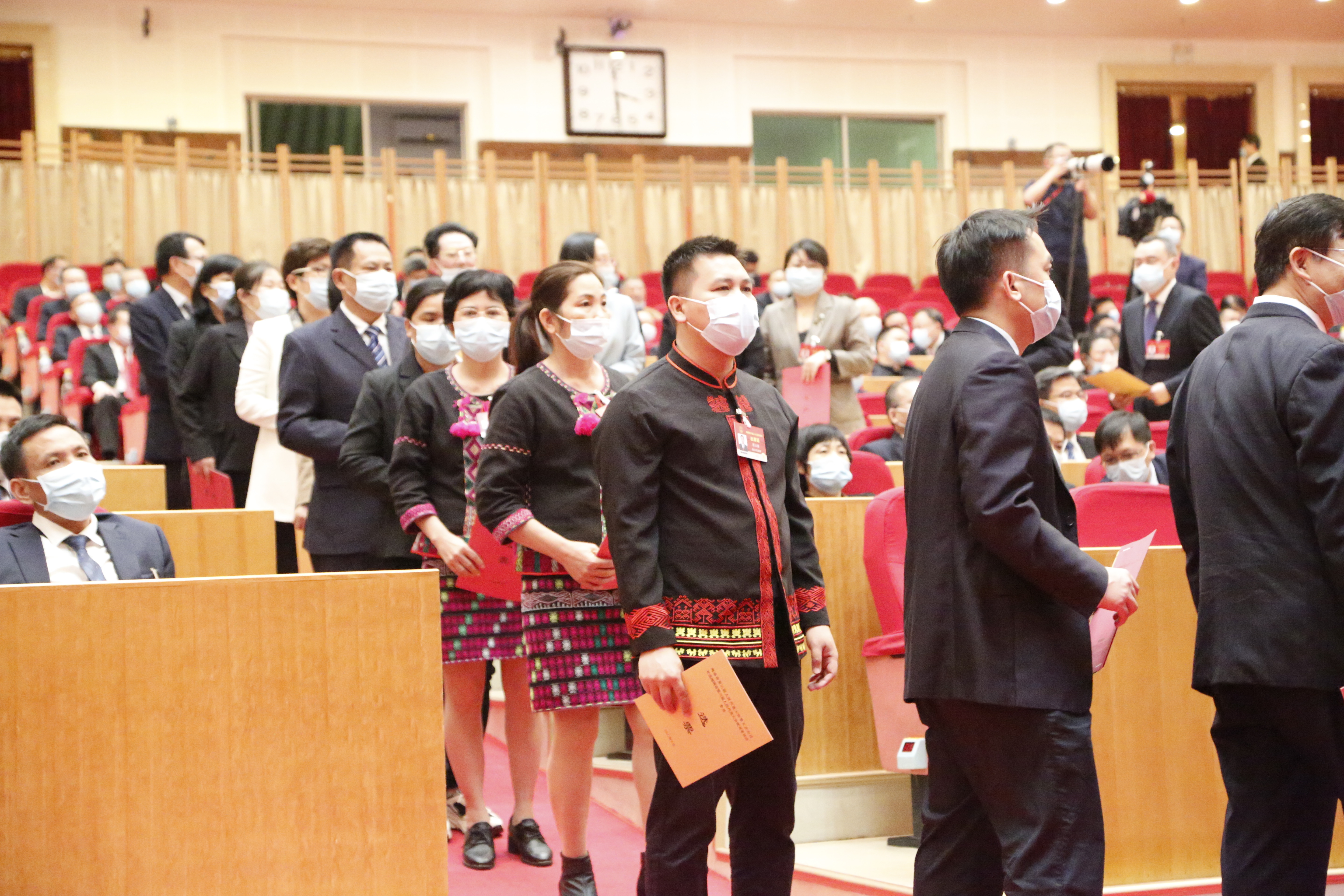 1月24日下午，省六届人大五次会议闭幕会召开，图为代表排队准备投放选票