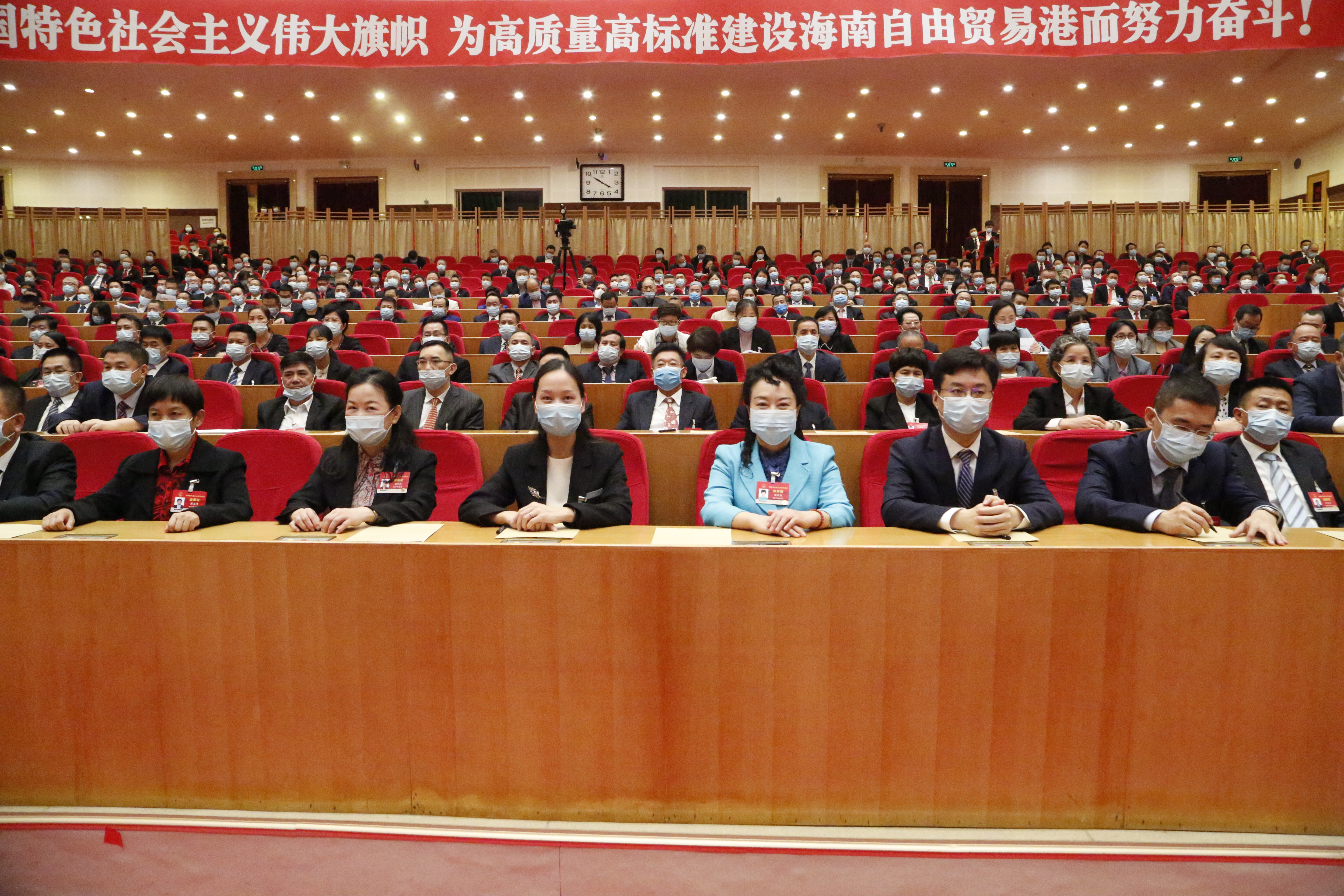 1月24日下午，省六届人大五次会议闭幕会召开，图为代表认真听取相关决议草案