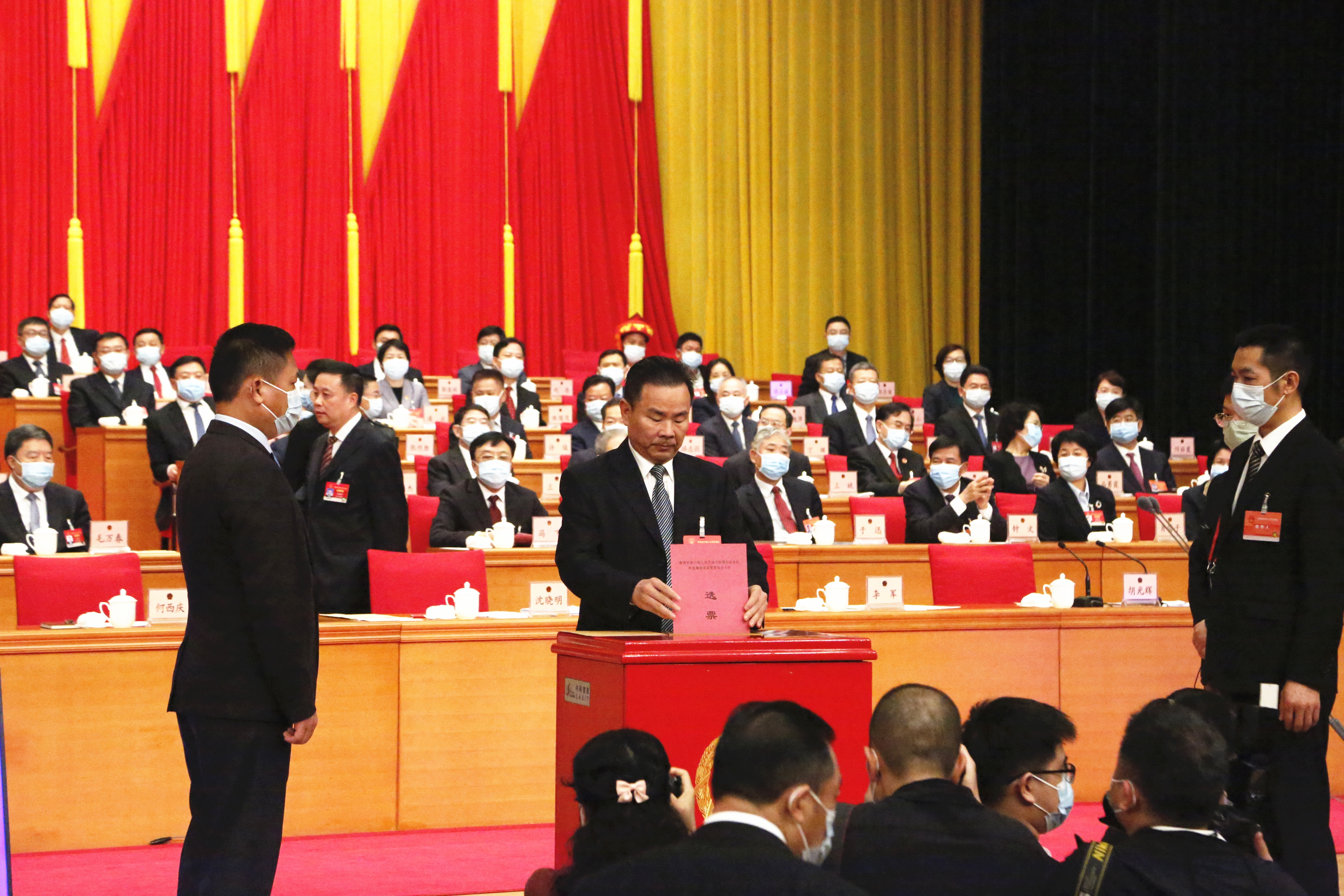 1月24日下午，省六届人大五次会议闭幕会召开，图为代表投放选票进行选举