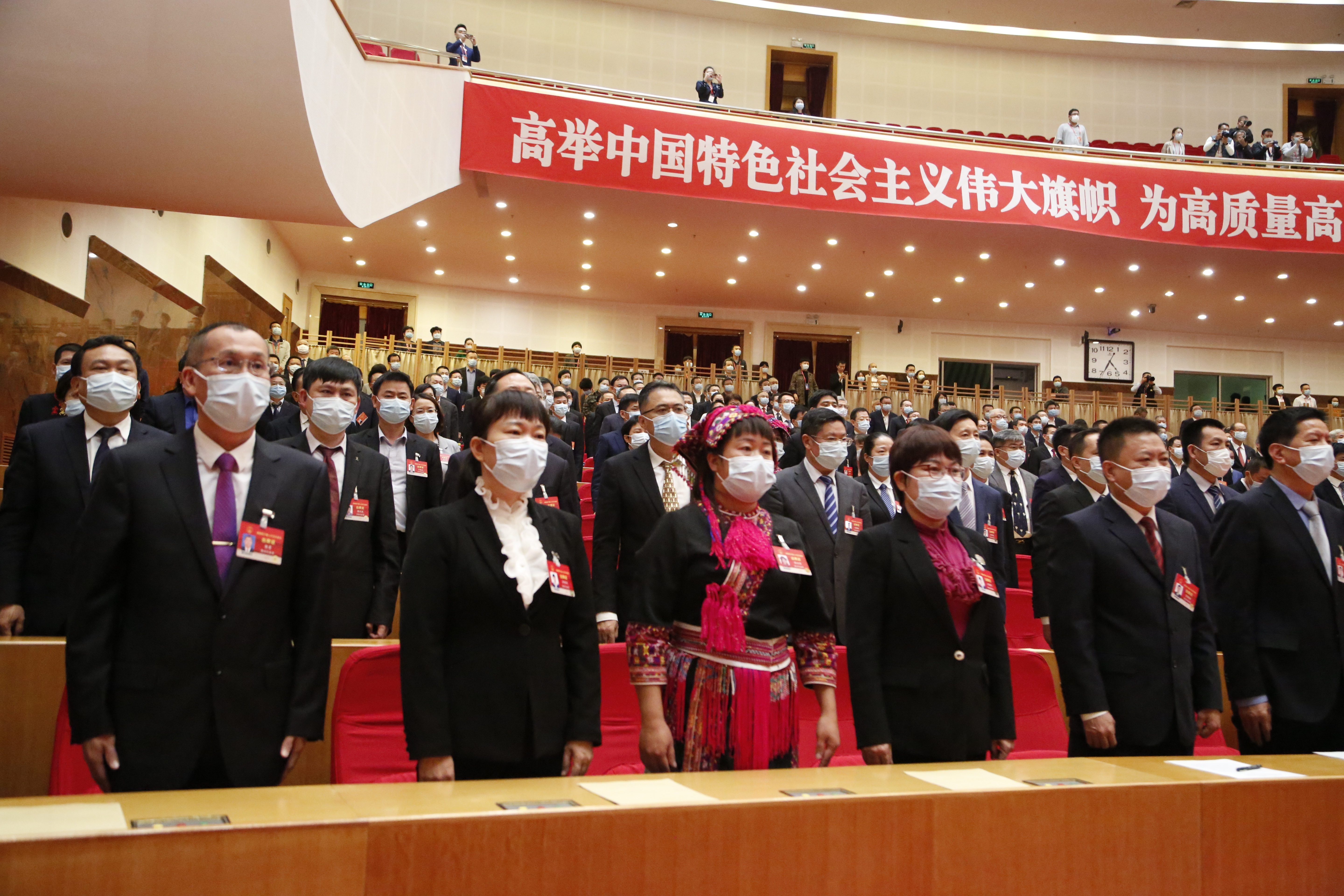1月24日下午，省六届人大五次会议闭幕会召开，图为全体代表起立凑唱国歌