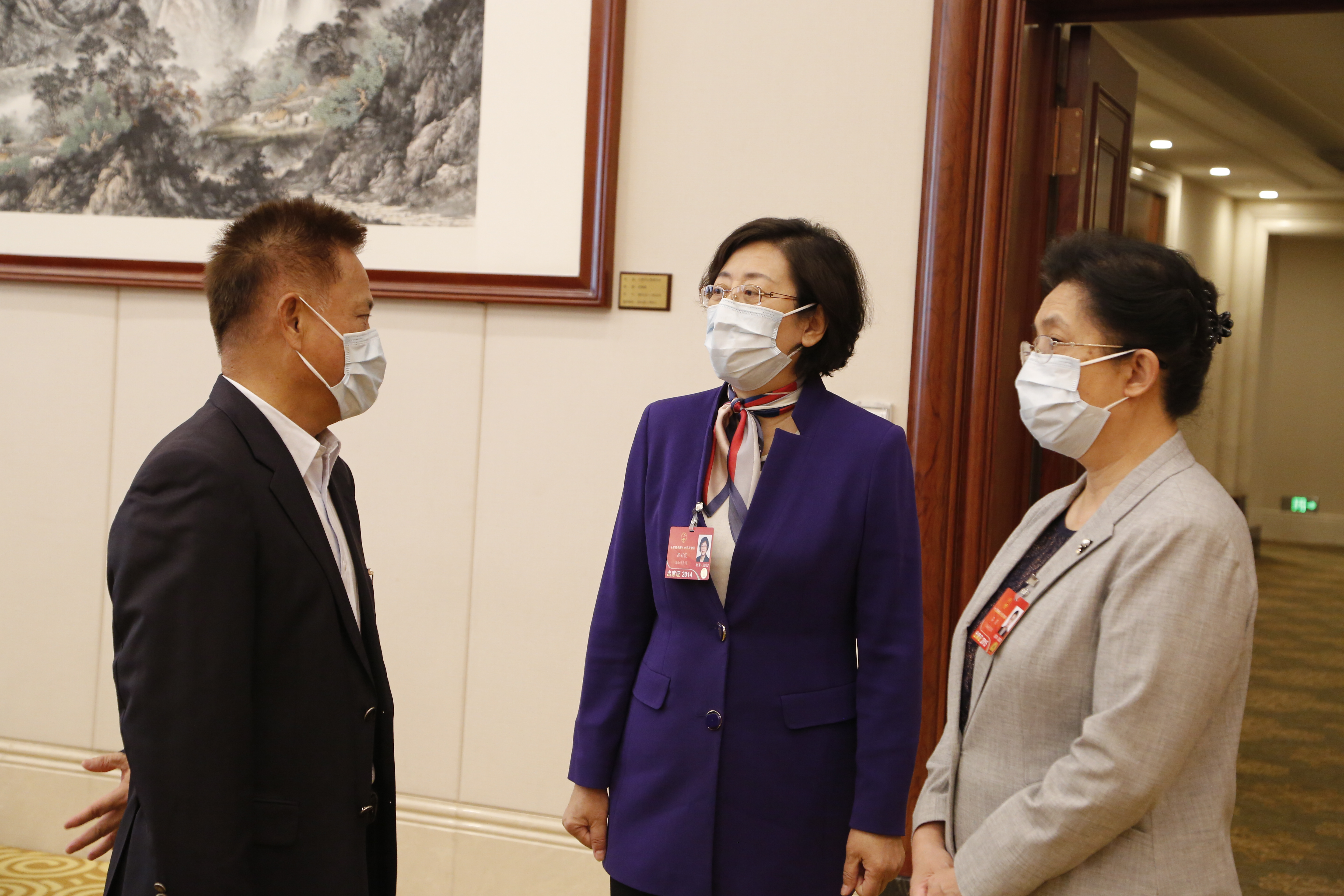 3月9日，我省代表团在住地审议两院报告，图为许俊与吕彩霞和吕薇代表交流