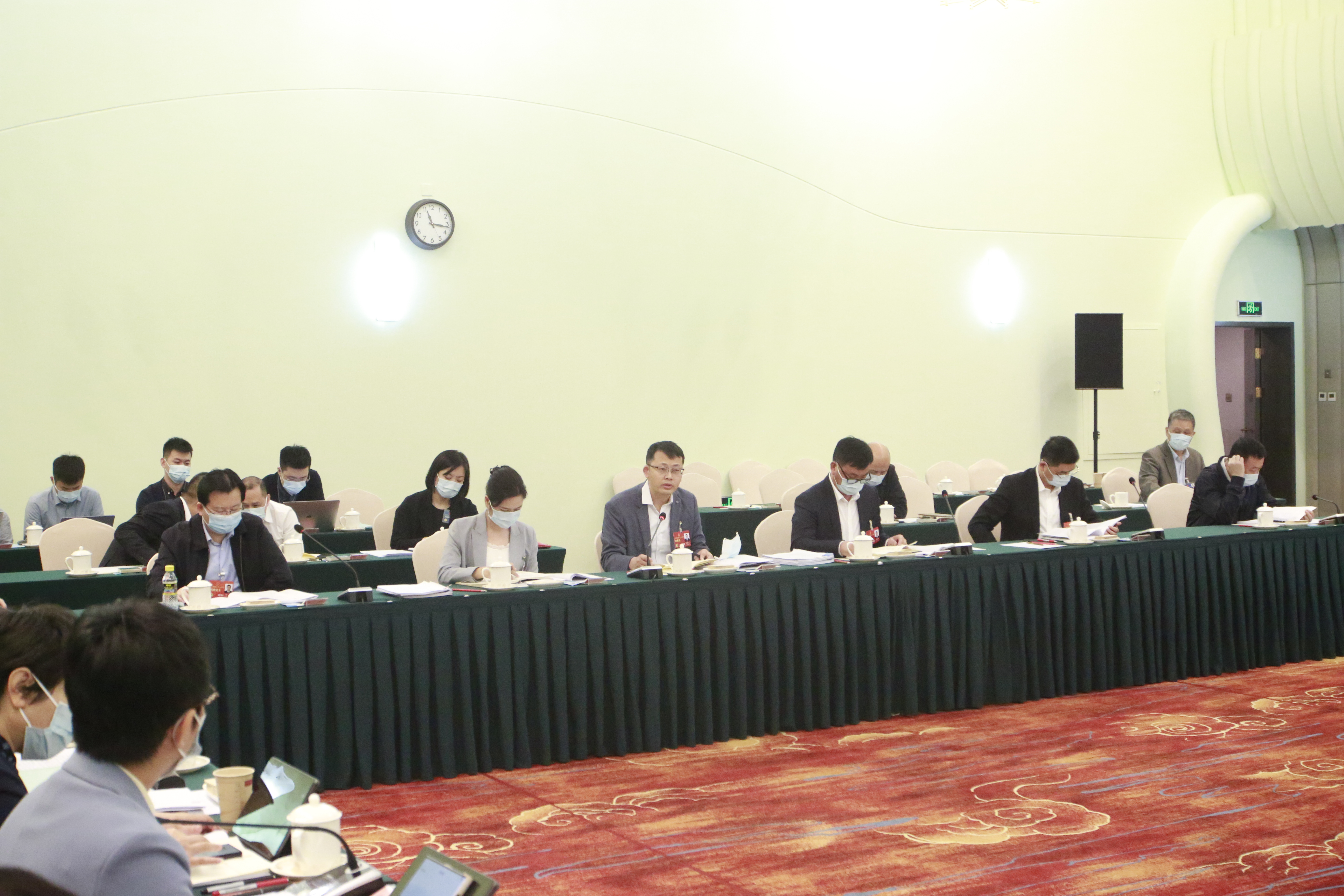 3月8日上午，海南代表团在住地审议全国人大常委会工作报告