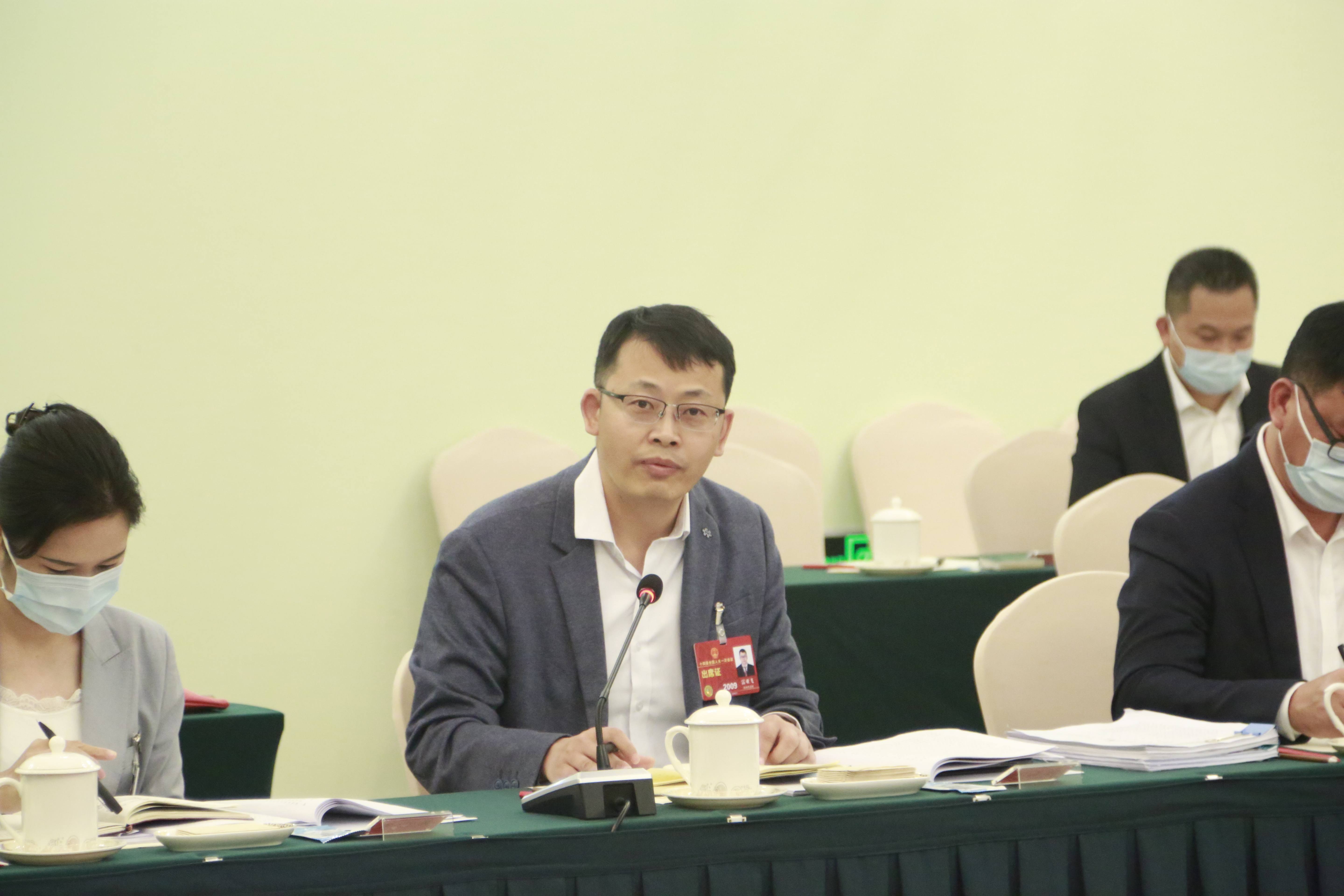 3月8日上午，海南代表团在住地审议全国人大常委会工作报告，图为雷亚飞代表发言