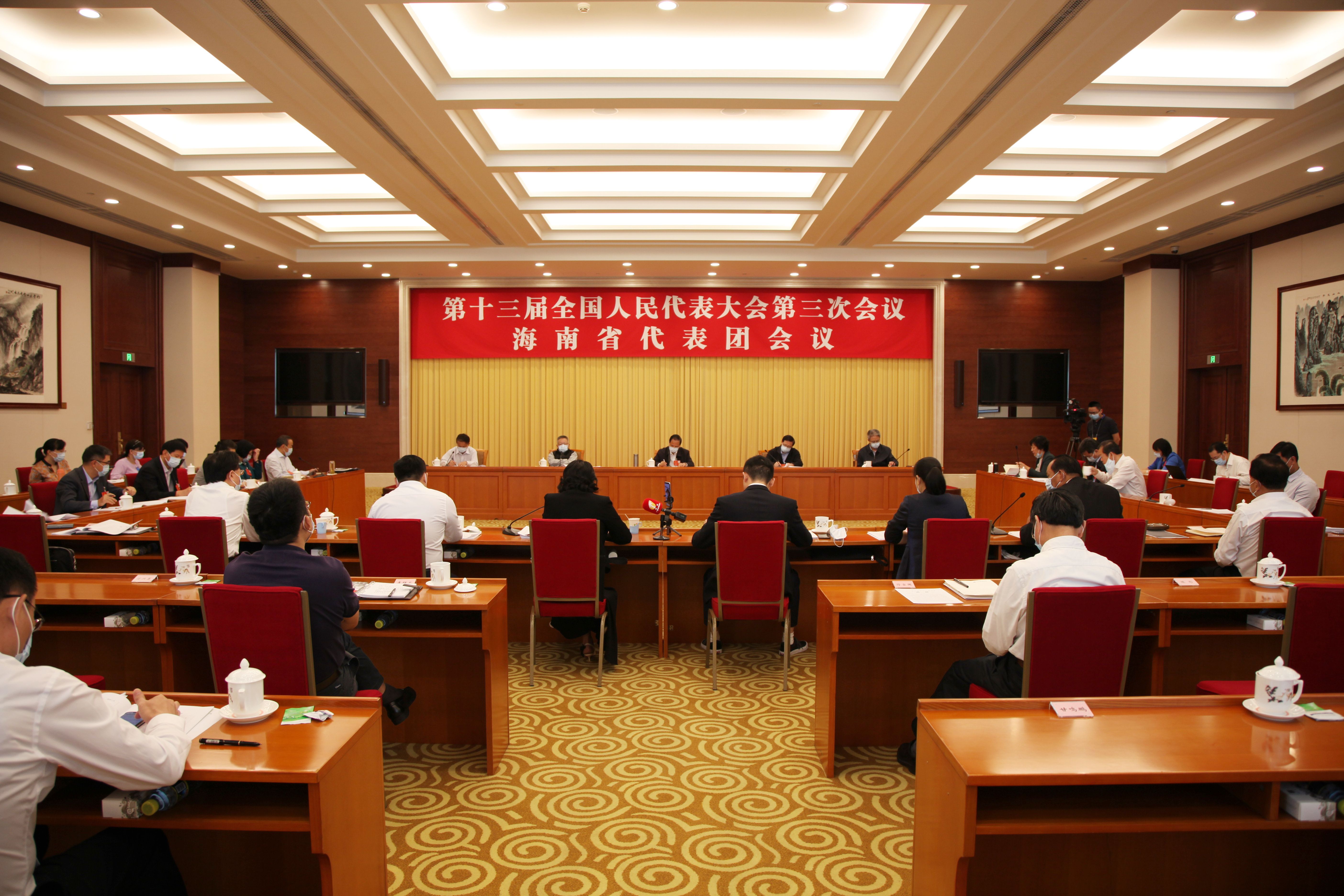 5月27日，海南代表团继续在住地审议“两高”报告