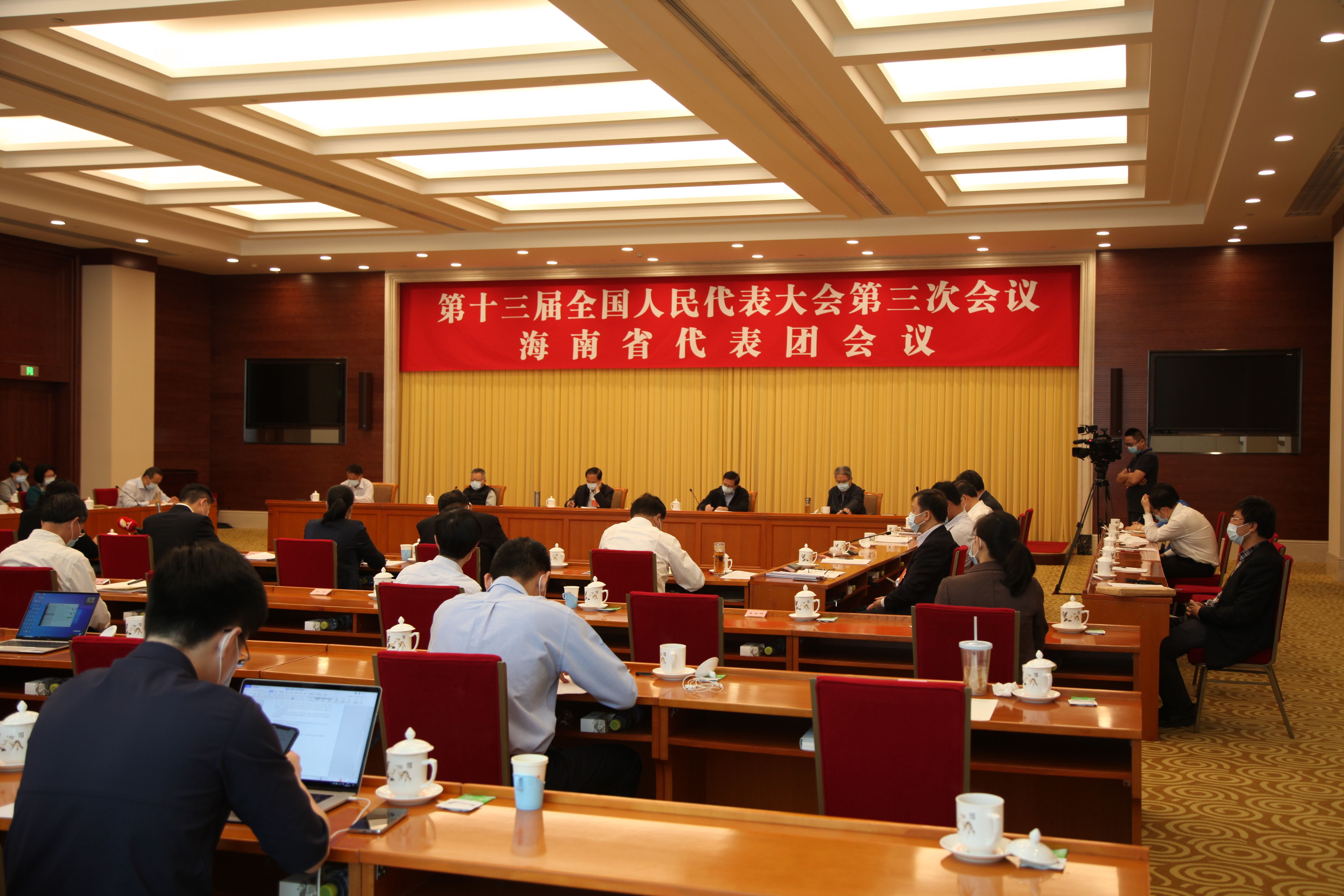 5月27日，海南代表团继续在住地审议“两高”报告