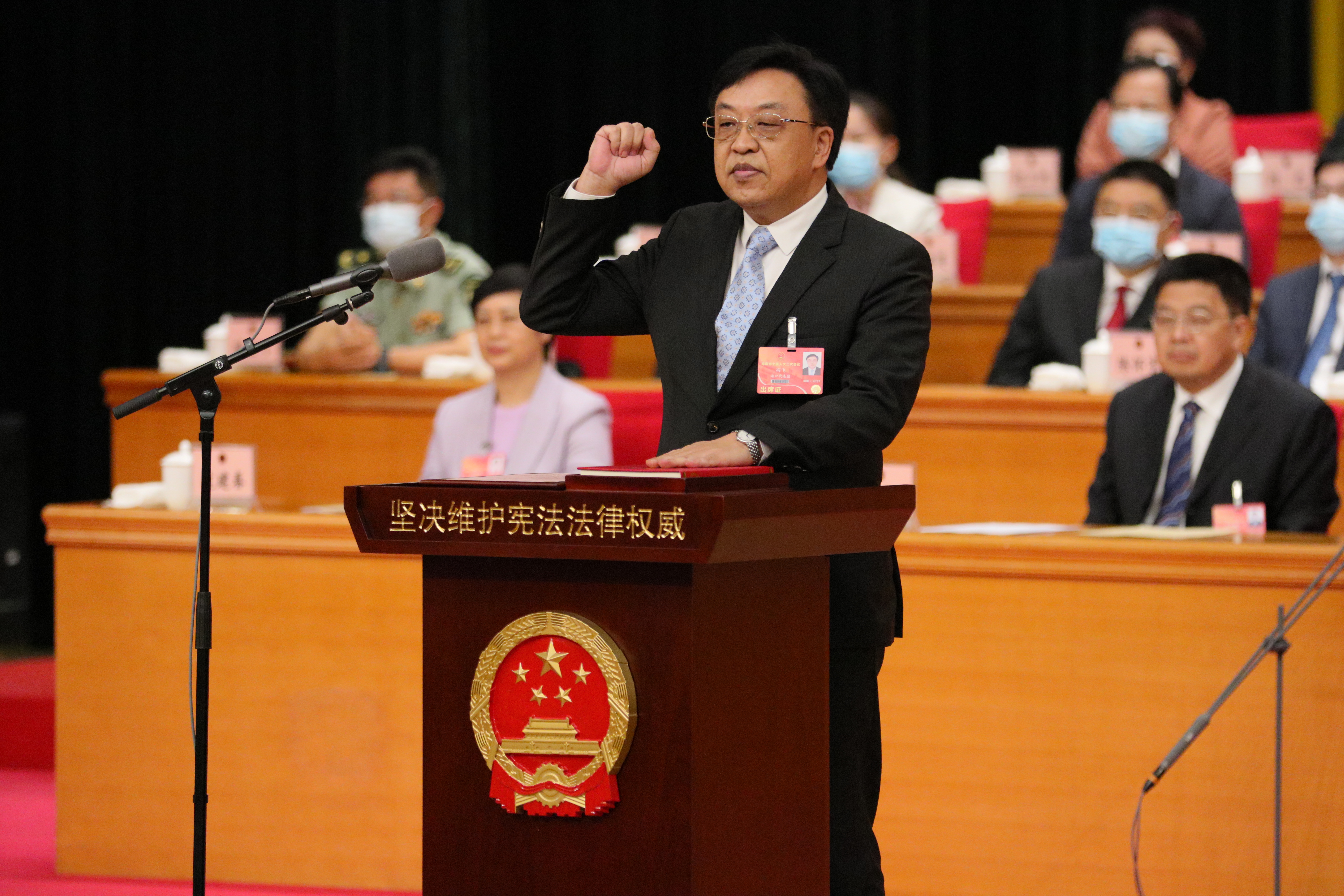 当选省人大常委会主任冯飞进行宪法宣誓