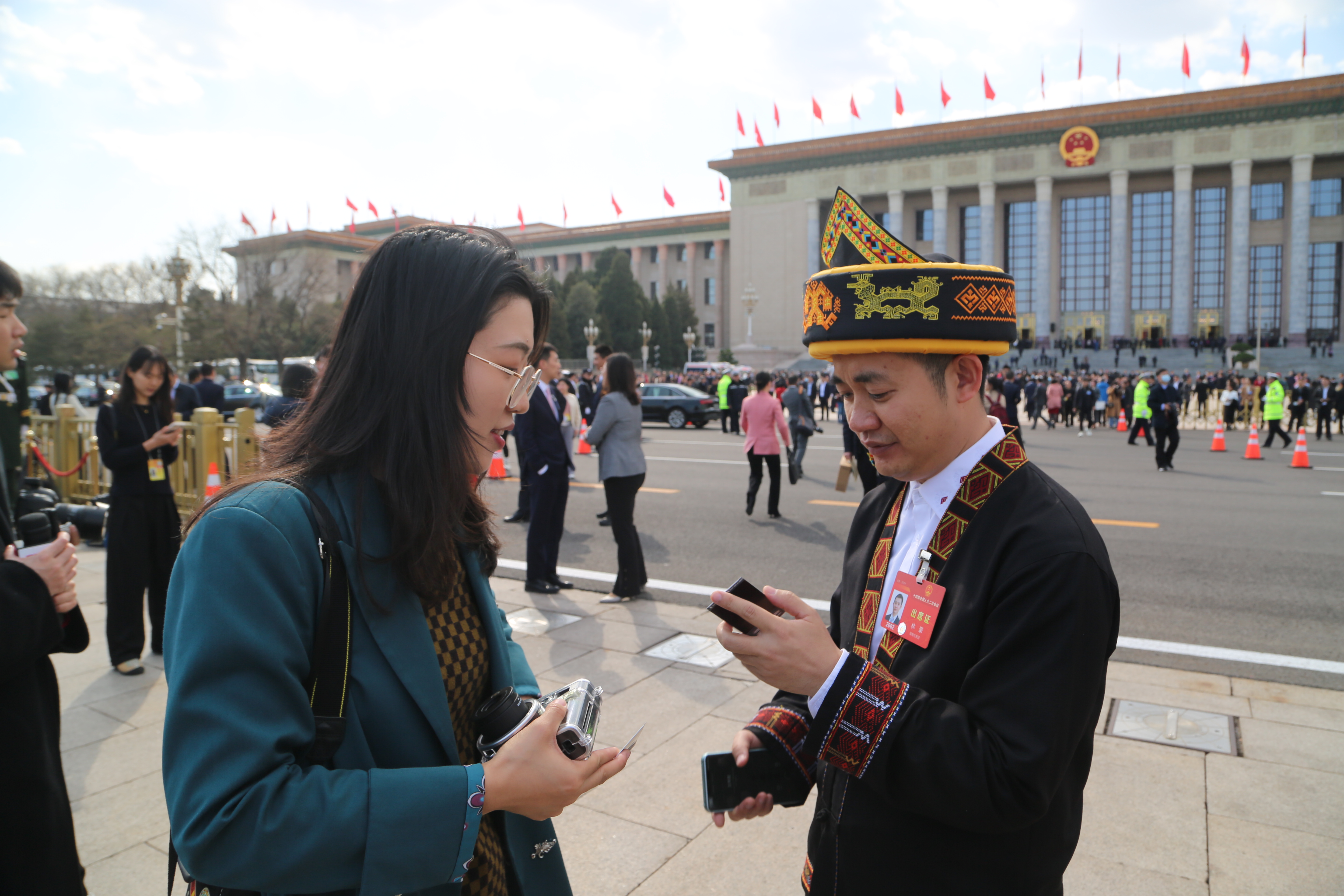 3月11日下午，参加完闭幕式的海南团代表林豪接受新华社记者采访