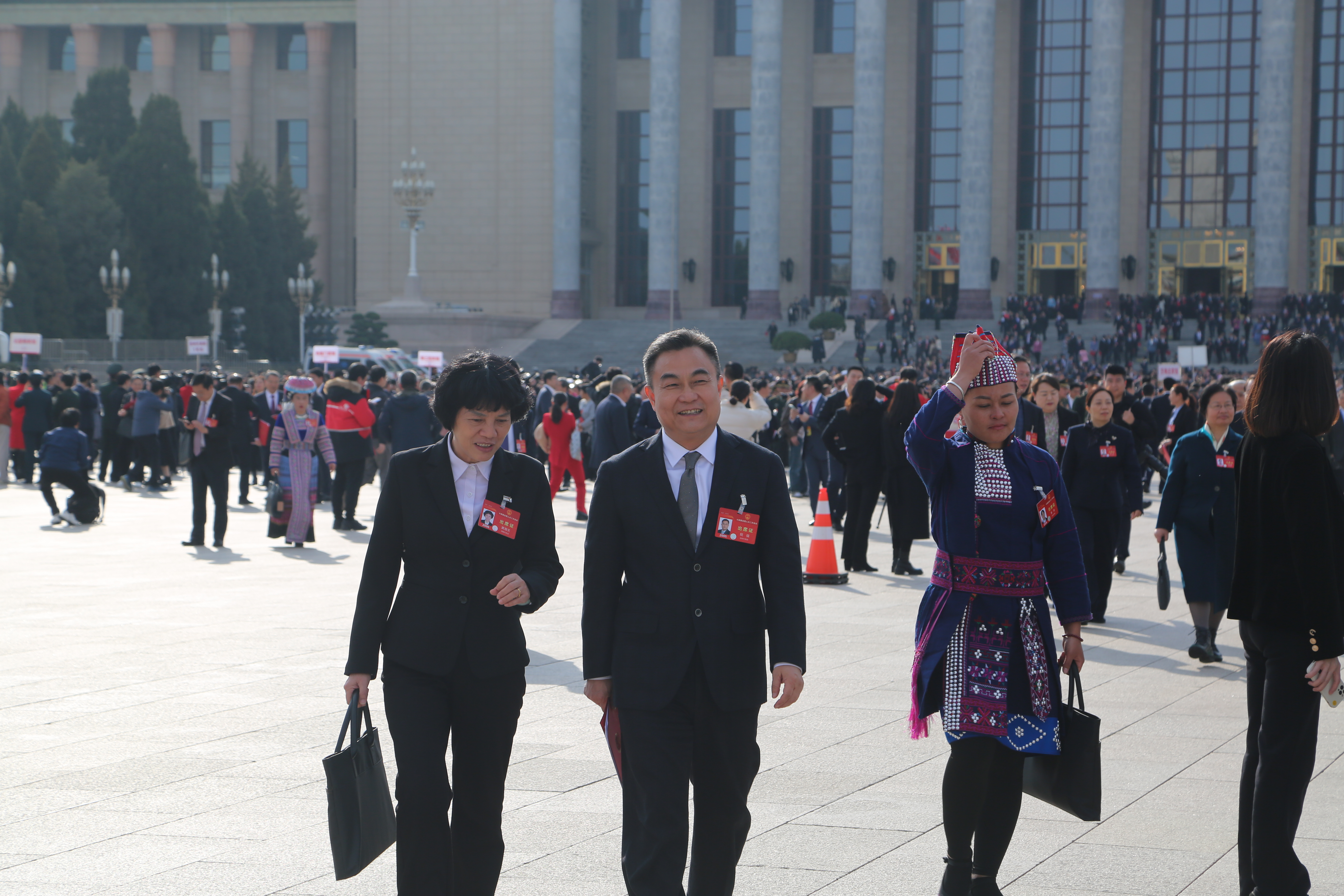 3月11日下午，参加完闭幕式的海南团全国人大代表信心满满走出大会堂