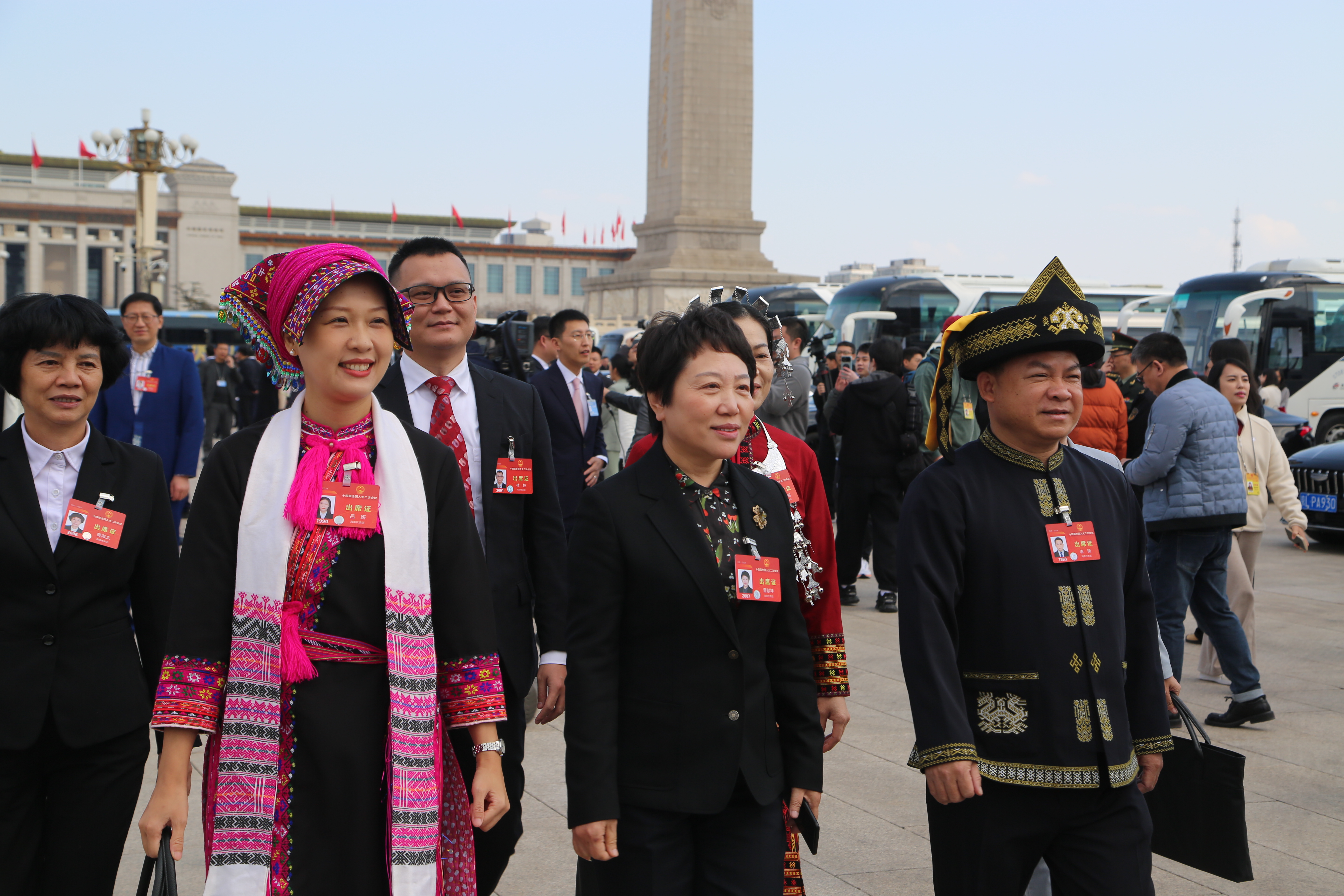 3月11日下午，海南团代表步入人民大会堂参加闭幕式