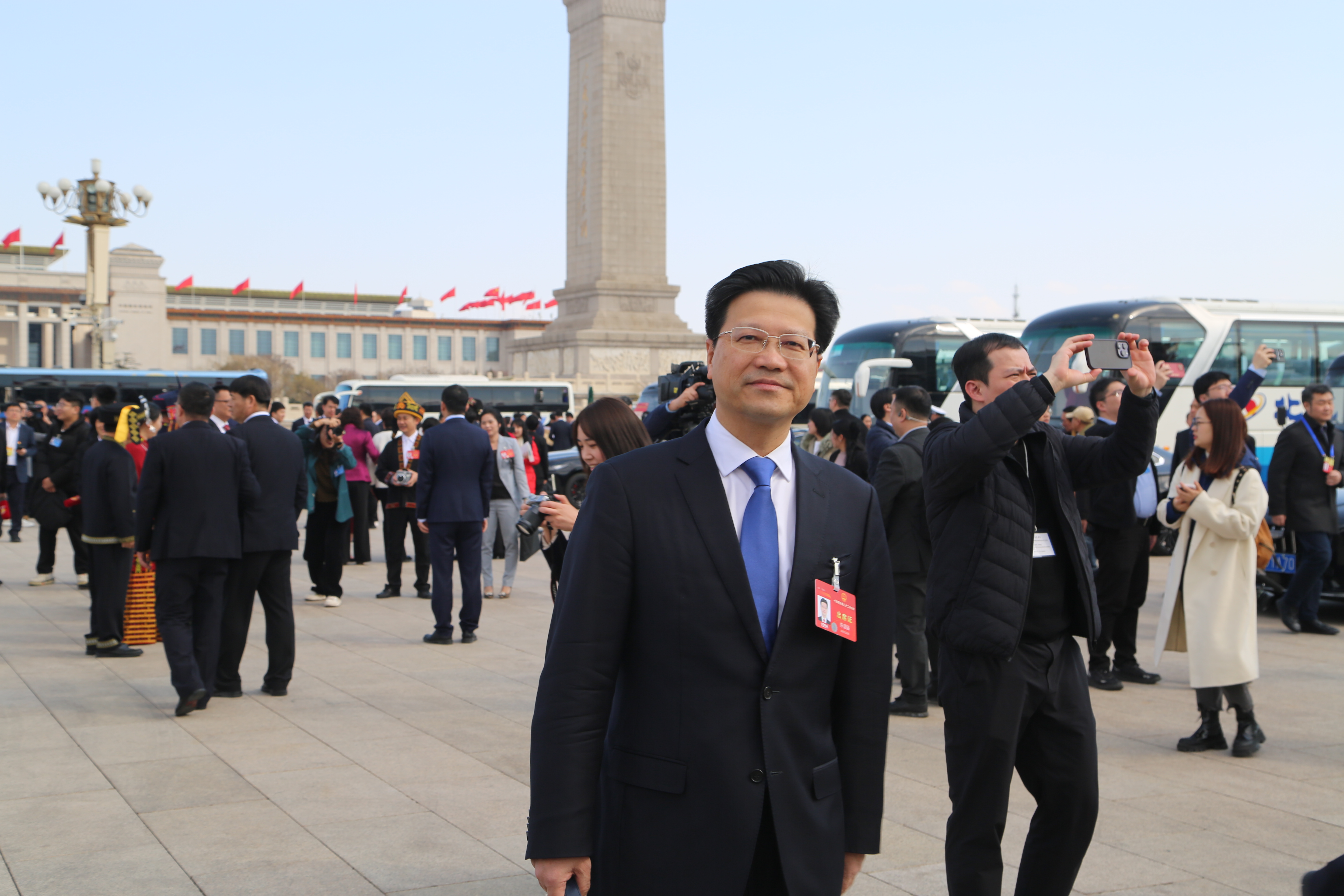 3月11日下午，海南团代表陈国猛步入人民大会堂参加闭幕式