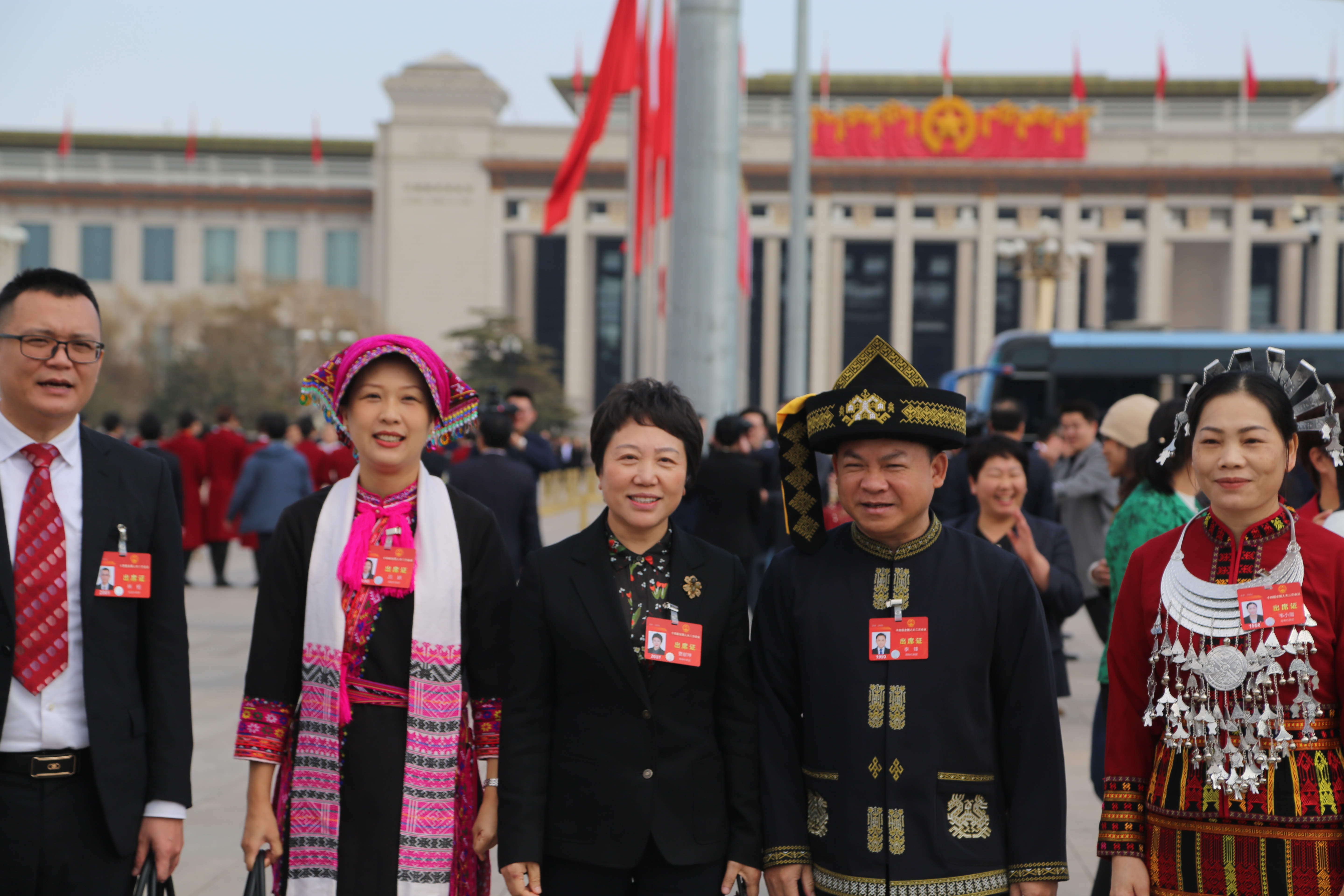 3月11日下午，准备步入人民大会堂参加闭幕式的海南团代表在天安门广场留影