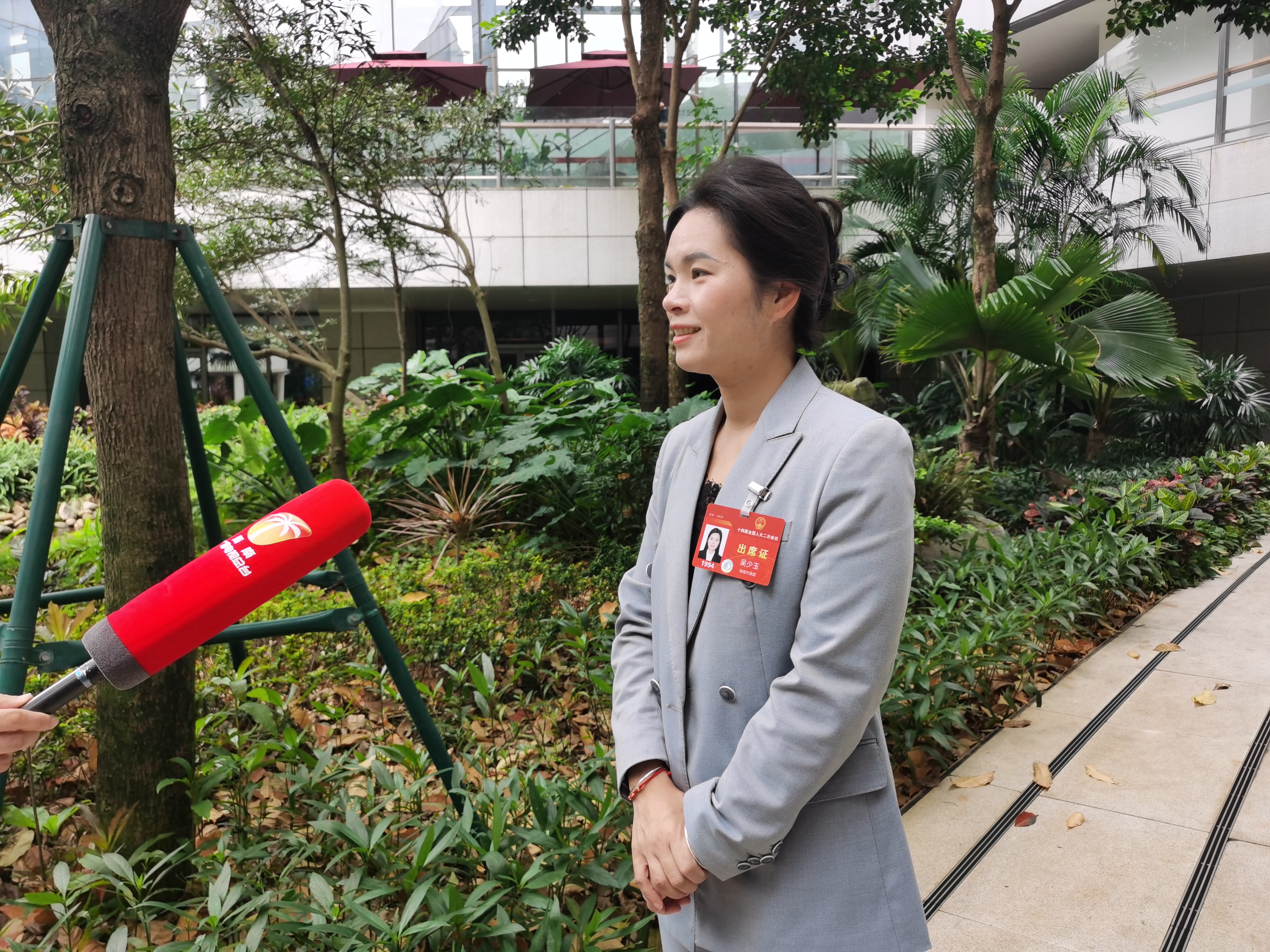 3月12日上午，海南代表团返回海口，图为落地后吴少玉代表接受省电视台采访